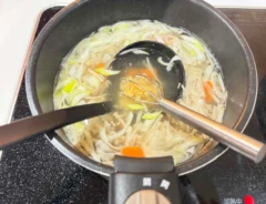 『中華風味噌汁』を作る写真（撮影：エニママ）