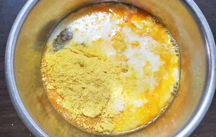 『スクランブルエッグ　スイートコーン風味』を作る写真（撮影：エニママ）