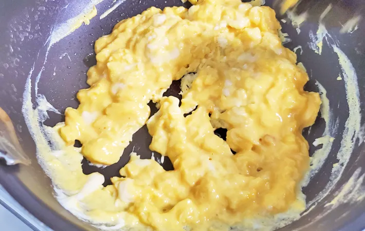 『スクランブルエッグ　スイートコーン風味』を作る写真（撮影：エニママ）