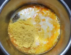 スクランブルエッグを作る写真