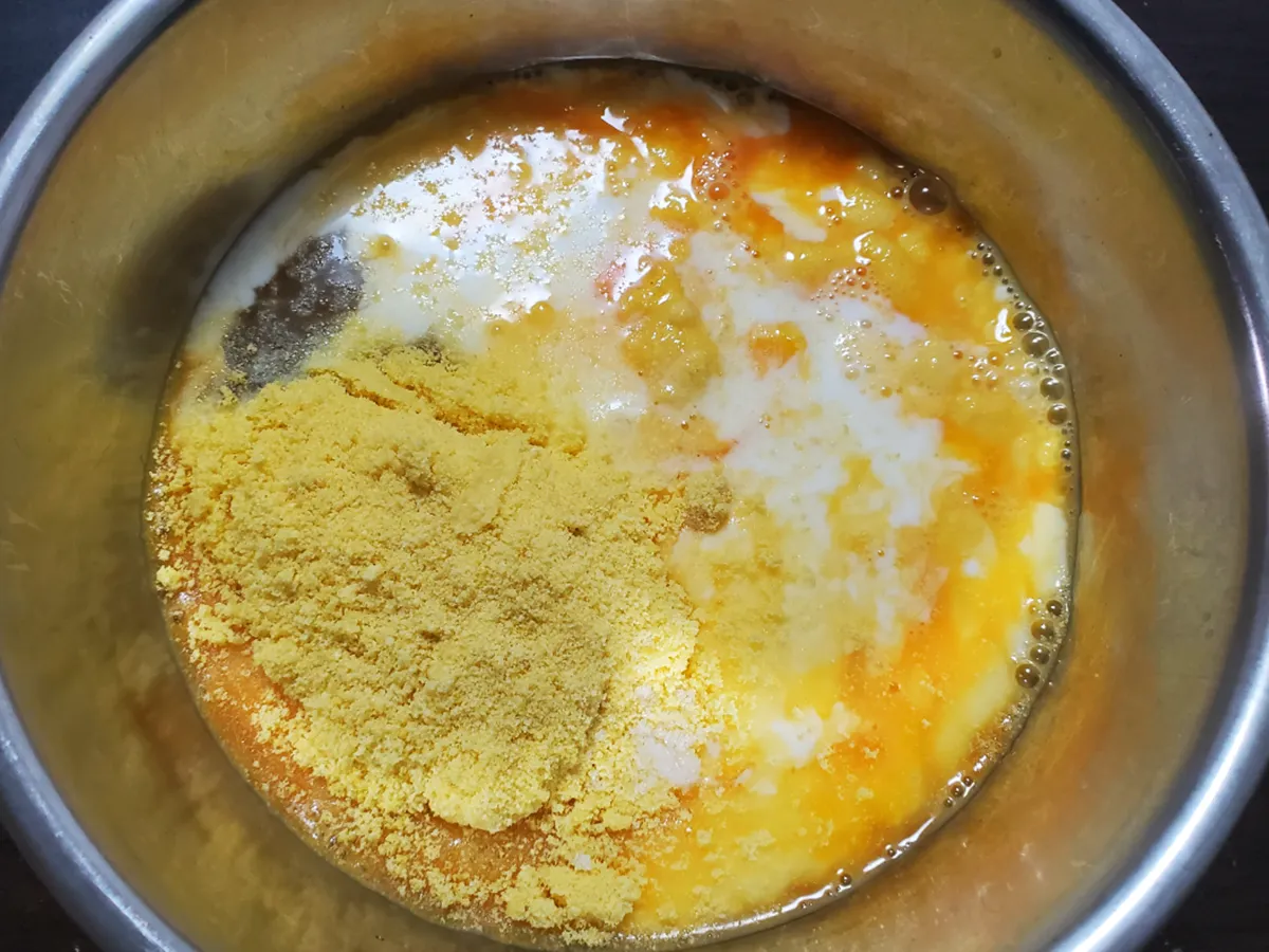 スクランブルエッグを作る写真