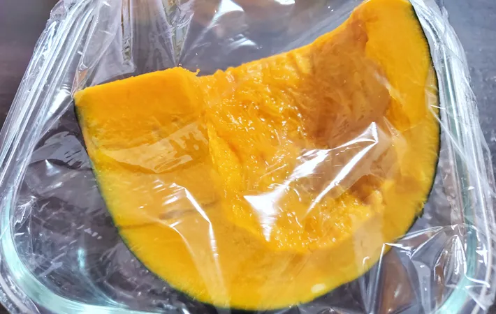 『カボチャのチーズ入りごま団子』を作る写真（撮影：エニママ）