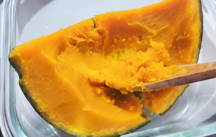 『カボチャのチーズ入りごま団子』を作る写真（撮影：エニママ）