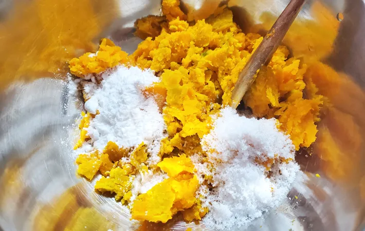 『カボチャのチーズ入りごま団子』を作る写真（撮影：エニママ）