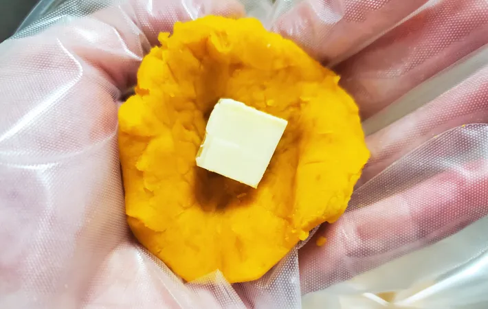 『カボチャのチーズ入りごま団子』を作る写真（撮影：エニママ）