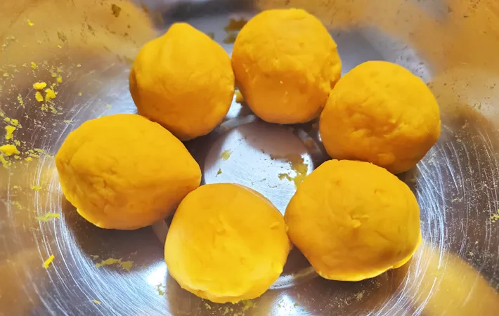 『カボチャのチーズ入りごま団子』を作る写真（撮影：エニママ）