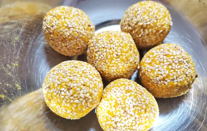 『カボチャのチーズ入りごま団子』を作る写真（撮影：エニママ）