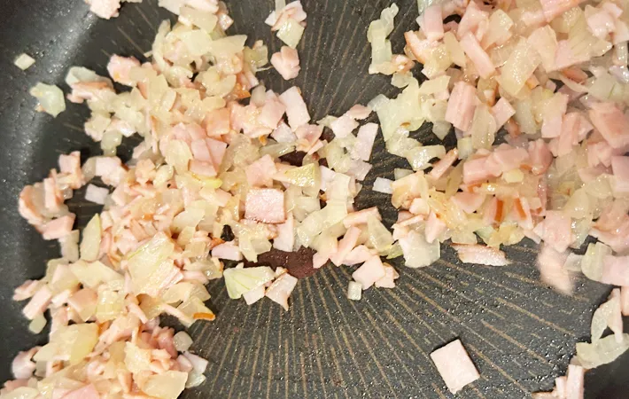 『かに玉オムライス』を作る写真（撮影：エニママ）