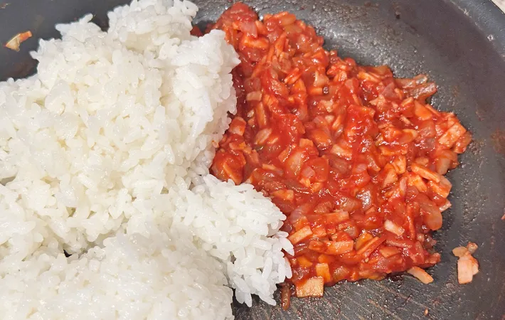 『かに玉オムライス』を作る写真（撮影：エニママ）