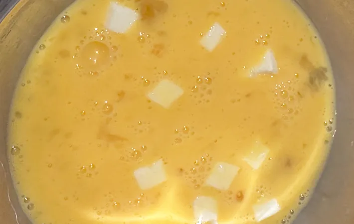 『かに玉オムライス』を作る写真（撮影：エニママ）