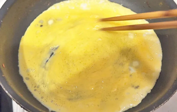 『かに玉オムライス』を作る写真（撮影：エニママ）