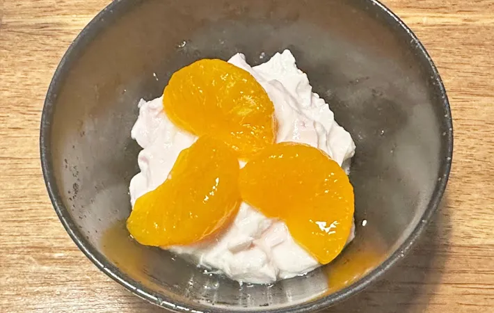『みかんをのせたヨーグルト』の写真（撮影：エニママ）