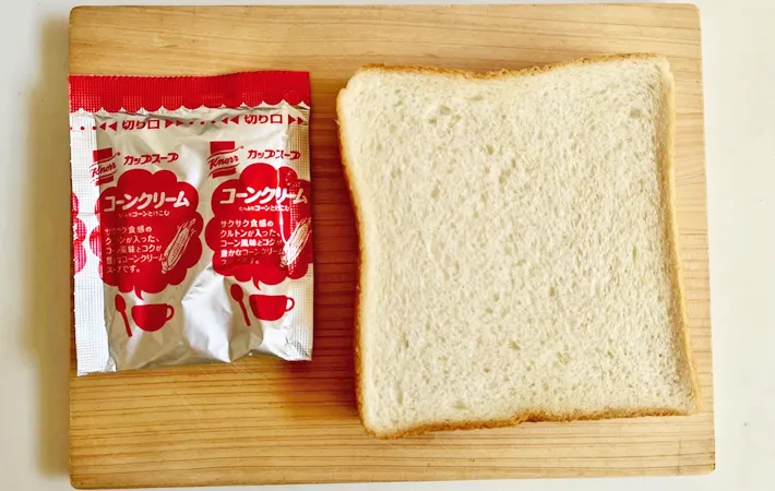 『粉末コーンスープの素でグラタン風パン』の材料写真（撮影：エニママ）