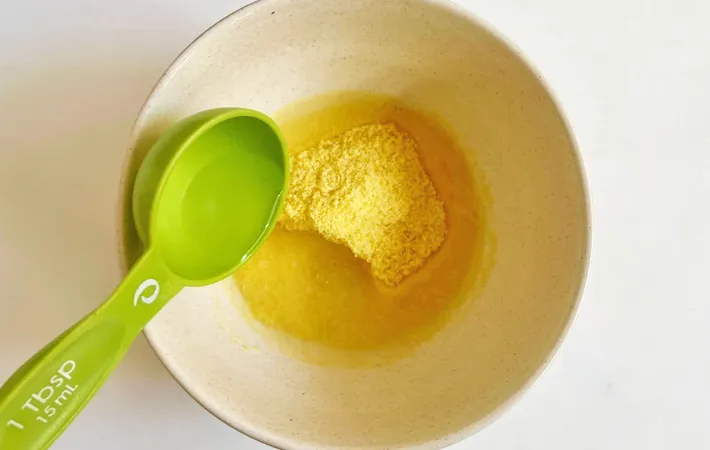 『粉末コーンスープの素でグラタン風パン』を作る写真（撮影：エニママ）