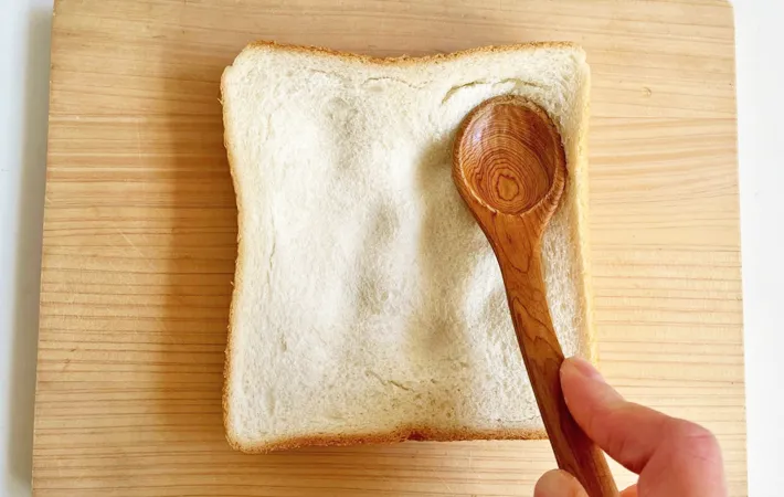 『粉末コーンスープの素でグラタン風パン』を作る写真（撮影：エニママ）