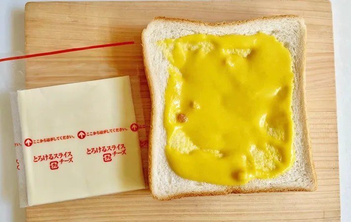 『粉末コーンスープの素でグラタン風パン』を作る写真（撮影：エニママ）