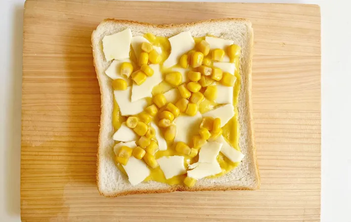 『粉末コーンスープの素でグラタン風パン』を作る写真（撮影：エニママ）