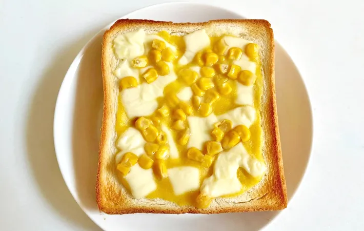 『粉末コーンスープの素でグラタン風パン』の完成写真（撮影：エニママ）