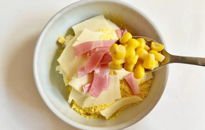 『粉末コーンスープの簡単リゾット』を作る写真（撮影：エニママ）