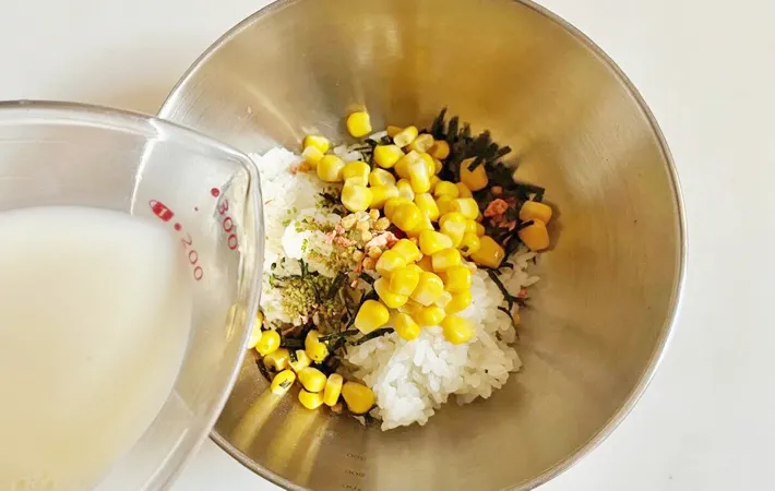 『お茶づけドリア』を作る写真（撮影：エニママ）