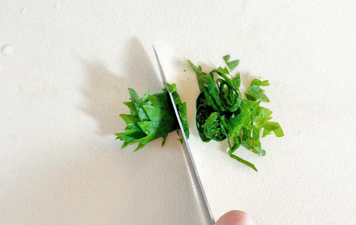 『お茶づけの素で簡単！梅＆しそのパスタ』を作る写真（撮影：エニママ）