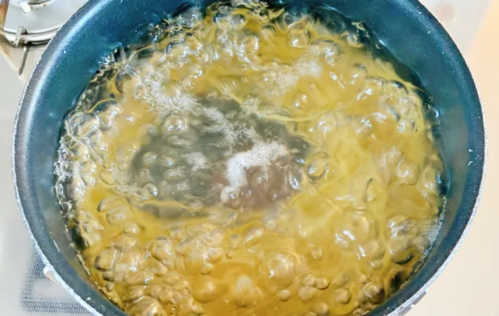 『お茶づけの素で簡単！梅＆しそのパスタ』を作る写真（撮影：エニママ）