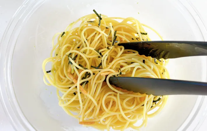 『お茶づけの素で簡単！梅＆しそのパスタ』を作る写真（撮影：エニママ）