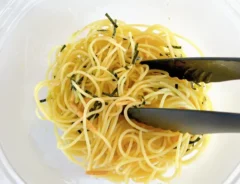 『お茶づけの素で簡単！梅＆しそのパスタ』の作り方の画像（撮影：エニママ）