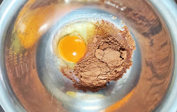 『“ミロ”のフレンチトースト バニラアイス添え』を作る写真（撮影：エニママ）