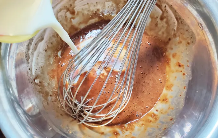 『“ミロ”のフレンチトースト バニラアイス添え』を作る写真（撮影：エニママ）