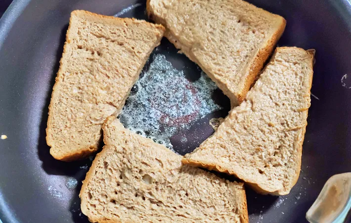 『“ミロ”のフレンチトースト バニラアイス添え』を作る写真（撮影：エニママ）