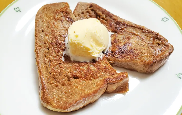 『“ミロ”のフレンチトースト バニラアイス添え』の完成写真（撮影：エニママ）