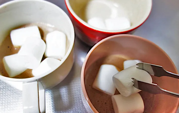 『あったかチョコドリンク』を作る写真（撮影：エニママ）