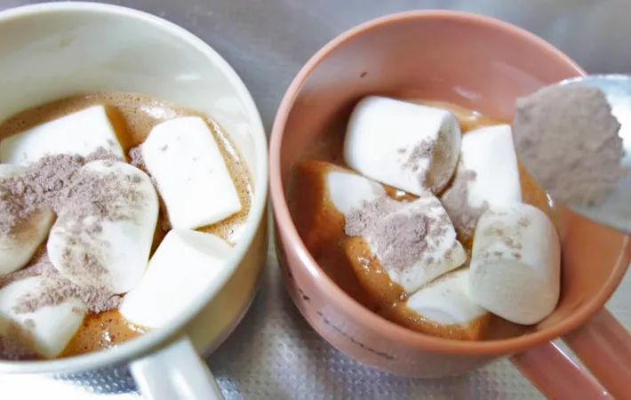 『あったかチョコドリンク』を作る写真（撮影：エニママ）