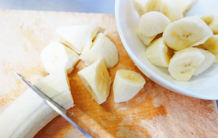 『大学バナナ』を作る写真（撮影：エニママ）