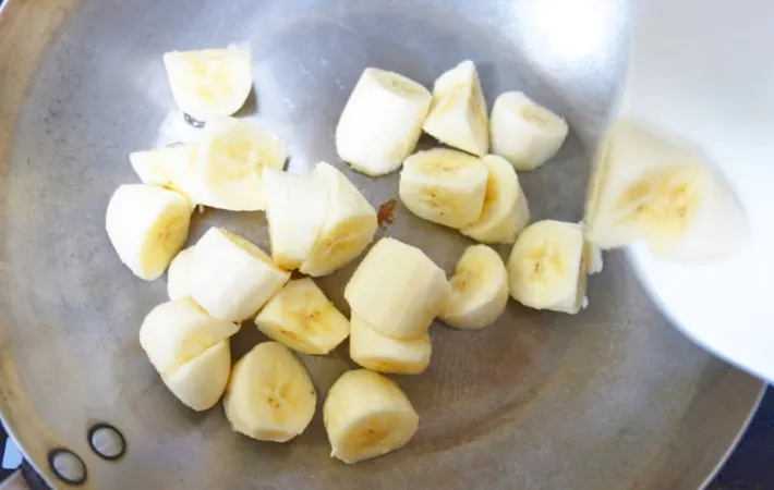 『大学バナナ』を作る写真（撮影：エニママ）