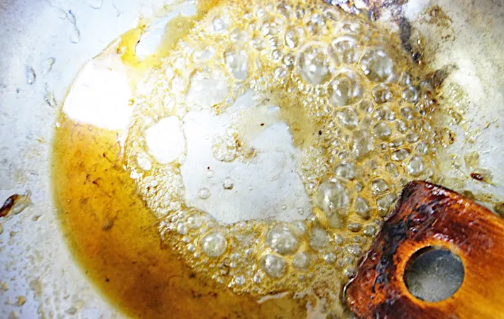 『大学バナナ』を作る写真（撮影：エニママ）