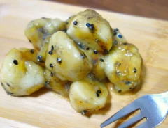 『大学バナナ』を作る写真（撮影：エニママ）