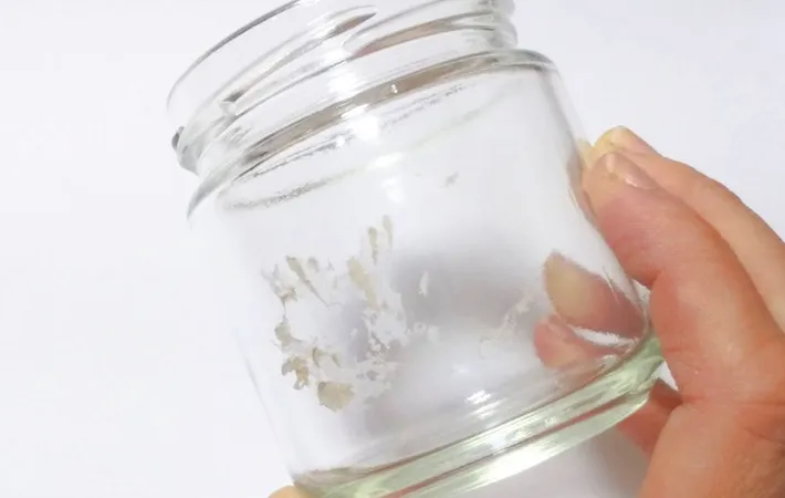 瓶のシールを剥がした写真（撮影：エニママ）