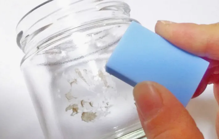 『シールのベタベタ消しゴム』の使用写真（撮影：エニママ）