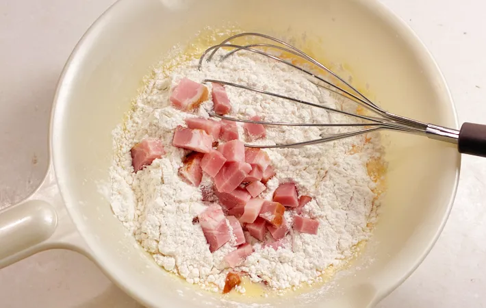 『ハムのマグカップケーキ 』を作る写真（撮影：エニママ）