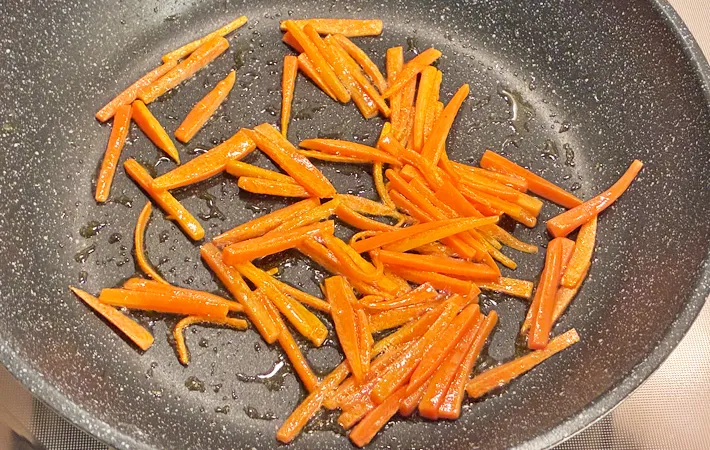 『わかめのきんぴら』を作る写真（撮影：エニママ）