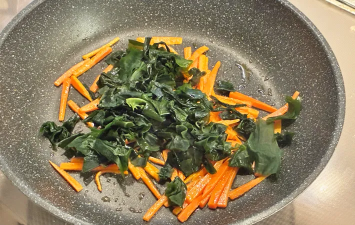 『わかめのきんぴら』を作る写真（撮影：エニママ）