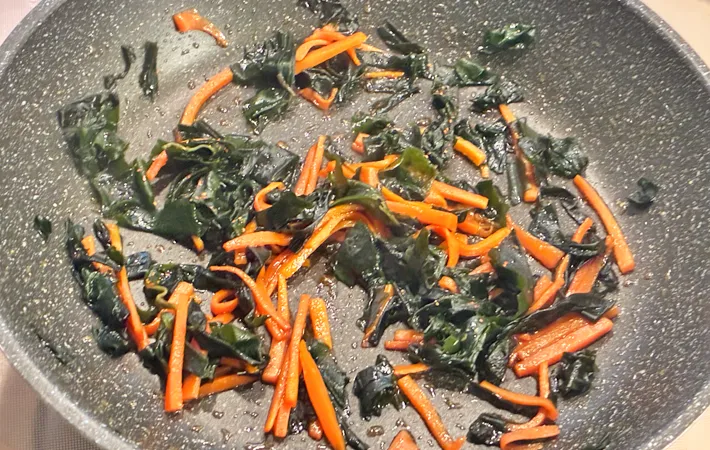 『わかめのきんぴら』を作る写真（撮影：エニママ）