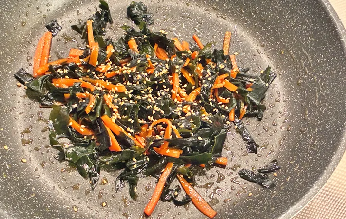 『わかめのきんぴら』を作る写真（撮影：エニママ）