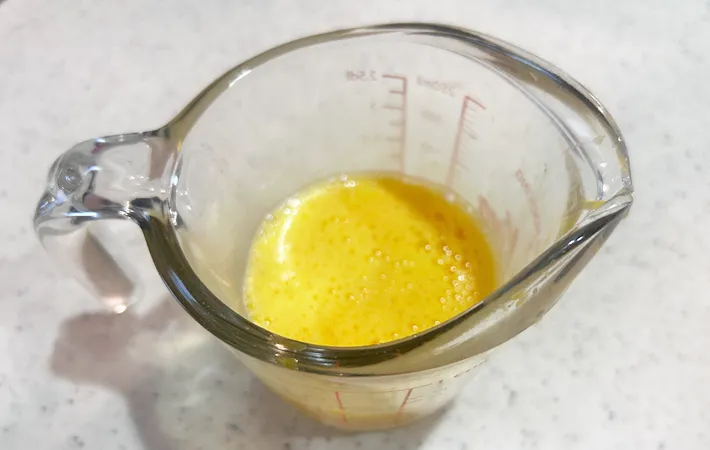 『焼きそば入り玉子焼き』を作る写真（撮影：エニママ）