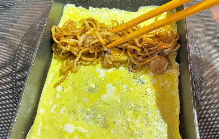 『焼きそば入り玉子焼き』を作る写真（撮影：エニママ）