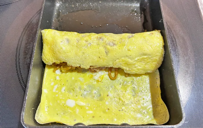 『焼きそば入り玉子焼き』を作る写真（撮影：エニママ）