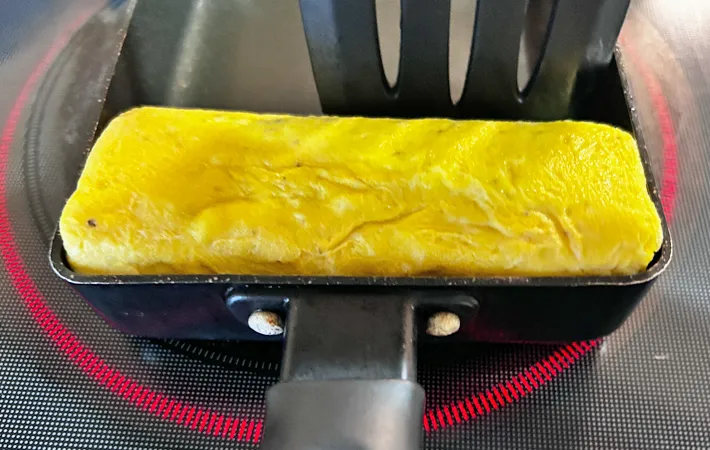 『焼きそば入り玉子焼き』を作る写真（撮影：エニママ）