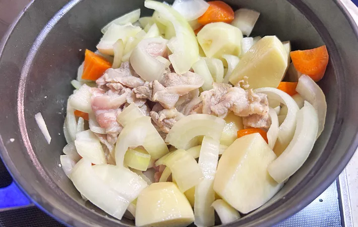 『柿入りカレー』を作る写真（撮影：エニママ）